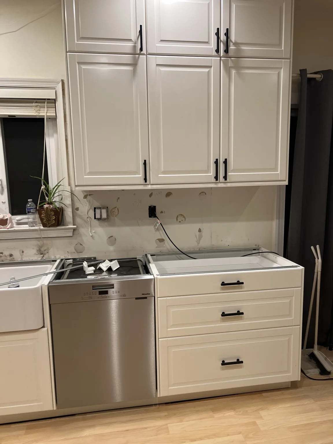 White Shaker U-Shaped Kitchen